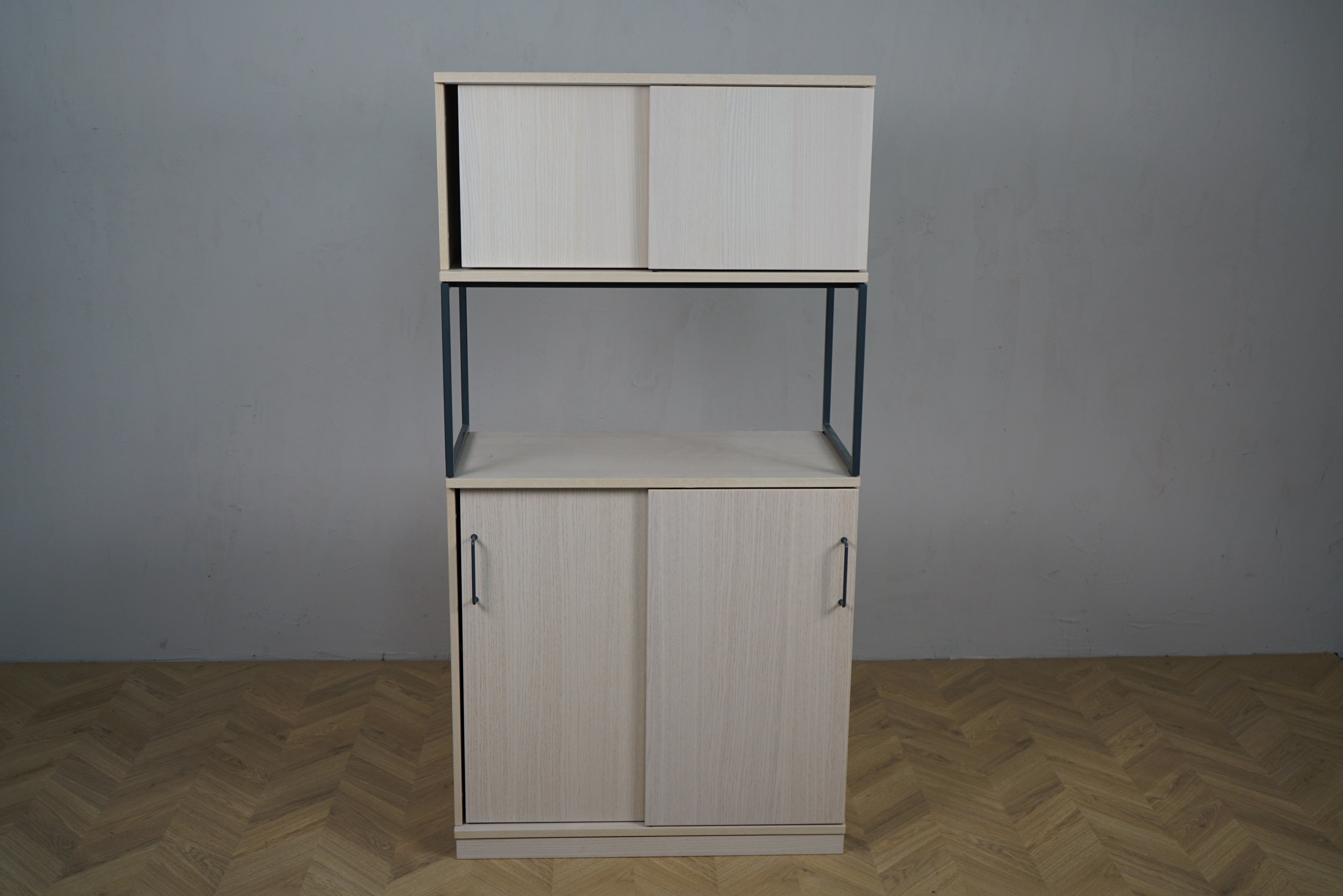 Kinnarps opbevaringsreol front lukket i lys træ 80x40x156 cm